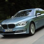 BMW Active Hybrid 7 in Blau (Fahraufnahme)