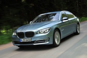 BMW Active Hybrid 7 in Blau (Fahraufnahme)
