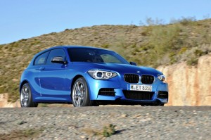 BMW M135i in Blau in der Front- Seitenansicht