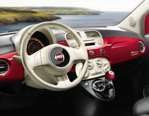 Das Cockpit des Fiat 500 Spndermodells Happy Birthday