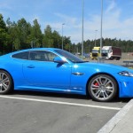 Blauer Jaguar XKR-S in der Seitenansicht