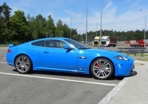 Blauer Jaguar XKR-S in der Seitenansicht