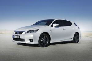 Lexus CT 200h F in Weiss in der Seitenansicht