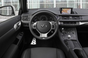 Das Cockpit des Lexus CT 200h F