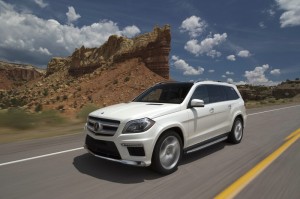 Weisser Mercedes-Benz GL 500 Blue Efficiency auf Amerikanischen Strassen