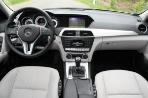 Die Mittelkonsole, das Cockpit, das Armaturenbrett: Mercedes C 350 CDI T-Modell