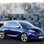 Opel Adam in Blau in der Seitenansicht