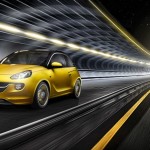 Gelber Opel Adam (Fahraufnahme)