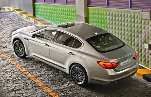 Kia Quoris in der Seiten- Heckansicht