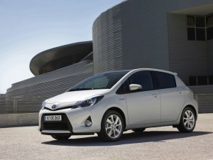 Der neue Toyota Yaris Hybrid in Weiß