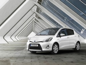 Toyota Yaris mit Hybridantrieb (Standaufnahme)