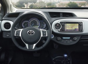Das Cockpit des Toyota Yaris Hybrid