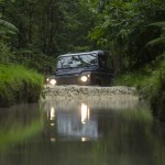 Der neue Land Rover Defender im Wasser