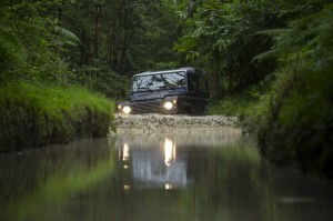 Der neue Land Rover Defender im Wasser