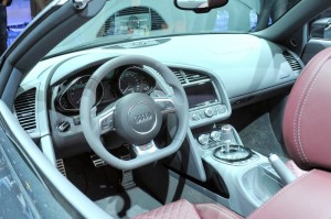 Das Cockpit des Audi R8 V10