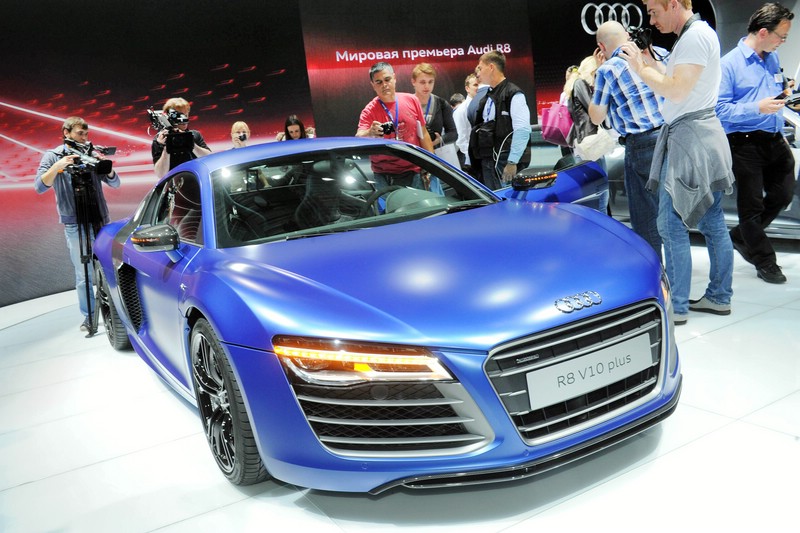 Audi R8 V10 plus in Blau auf der Moskauer Automesse in Russland