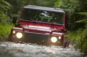 Land Rover Defender im Wasser