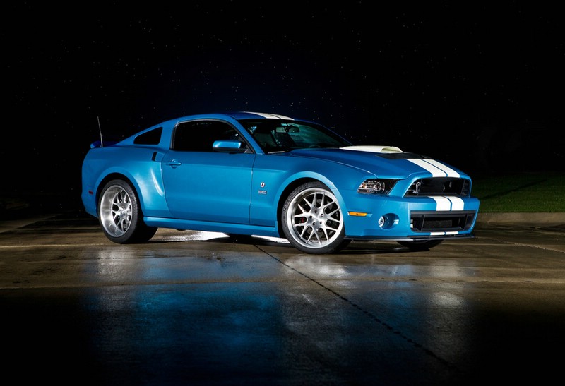 Der Ford Shelby Mustang GT 500 Cobra an Caroll Shelby erinnern