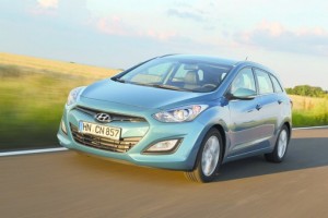 Neuer Hyundai i30cw von vorne (Fahraufnahme)