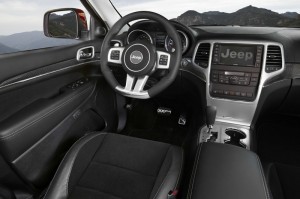 Das Cockpit des Jeep Grand Cherokee SRT