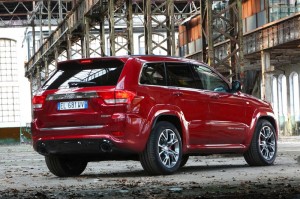 Roter Jeep Grand Cherokee SRT mit 468 PS