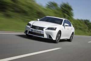 2012 Lexus GS 450h F-Sport in Weiß (Frontansicht, Fahraufnahme)