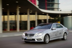 Mercedes-Benz E 300 Blue Tec Hybrid in Silber in der Frontansicht