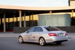 Silberner Mercedes-Benz E 300 Blue Tec Hybrid in der Heck- Seitenansicht