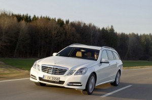 Weisser Mercedes-Benz E 300 Blue Tec Hybrid als T-Modell