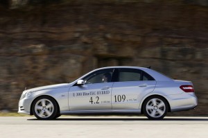 Die Seitenpartie des Mercedes E 300 Blue Tec Hybrid