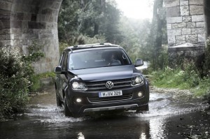 Volkswagen Amarok in der Frontansicht (im Wasser)