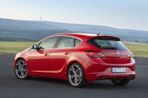 Opel Astra als Fünftürer in der Heckansicht