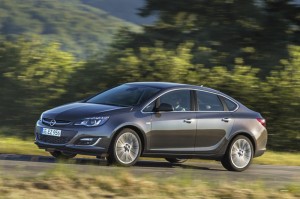 Der Opel Astra als Limousine (Fahraufnahme)