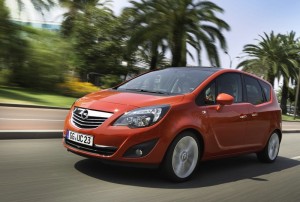 Opel Meriva in Rot (Fahraufnahme)