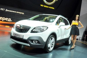 Russische Hostess präsentiert in Russland den Opel Mokka