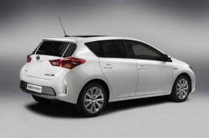 Toyota Auris Hybrid in der Seitenansicht und das Heck
