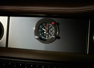 Eine hochwertige Uhr im Rolls-Royce Phantom Series II Coupe Aviator Collection