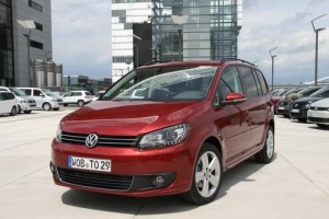 Volkswagen Touran in der Frontansicht (Kühlergrill)