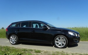 Schwarzer Volvo V60 D5 in der Seitenansicht