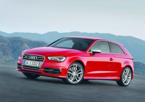 2013-er Audi S3 in Rot in der Front- Seitenansicht