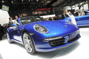 Porsche Carrera 4 in der Lackfarbe Blau in Paris