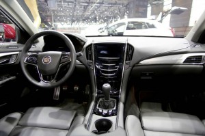 Der Innenraum des Cadillac ATS - Cockpit, Armaturenbrett, Mittelkonsole