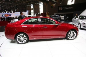 Cadillac ATS in Rot auf der Paris Motor Show 2012