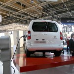 Weisser Citroen Belingo Electrique in der Heckansicht