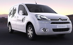Weißer Citroen Berlingo Electrique in der Frontansicht