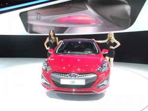 Messegirls stellen den Hyundai i30 vor - auf der Paris Motor Show 2012