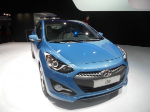 Hyundai i30 in Blau in der Frontansicht