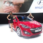 Hostessten präsentieren auf der Pariser Automesse den Hyundai i30