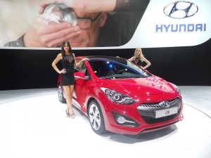 Hostessten präsentieren auf der Pariser Automesse den Hyundai i30