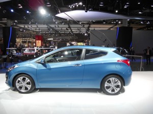 Blauer Hyundai i30 Dreitürer auf dem Pariser Autosalon 2012